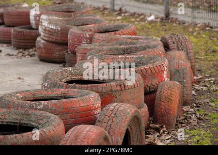 vecchi pneumatici in pista nel pomeriggio nel parco Foto Stock