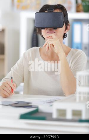 architetto femminile che utilizza la realtà virtuale Foto Stock