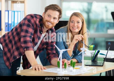 ritratto di architetti femminili maschili che discutono i piani Foto Stock