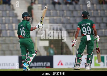 Litton Kumar Das (L) celebra le sue cinquanta manches mentre Nazmul hasan Shanto (R) guarda durante la partita di ODI 2nd Bangladesh-Irlanda a Sylhet International Foto Stock