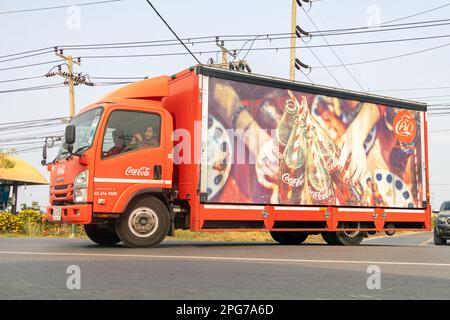 BANGKOK, THAILANDIA, MAR 11 2023, il camion consegna bevande Coca Cola Foto Stock