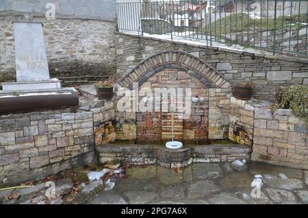 Grecia, Grecia settentrionale, Grevena Dotsiko tradizionale villaggio ponte di pietra ad arco Foto Stock