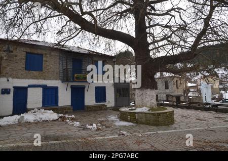 Grecia, Grecia settentrionale, Grevena Dotsiko tradizionale villaggio ponte di pietra ad arco Foto Stock