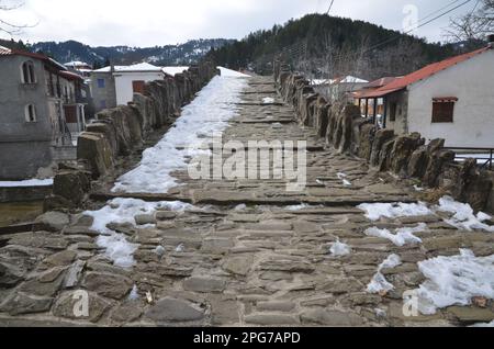 Grecia, Grecia settentrionale, Grevena Dotsiko tradizionale villaggio ponte di pietra ad arco Foto Stock