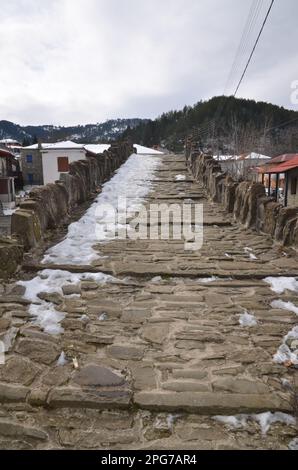 Grecia, Grecia settentrionale, Grevena Dotsiko tradizionale villaggio ponte di pietra ad arco Foto Stock