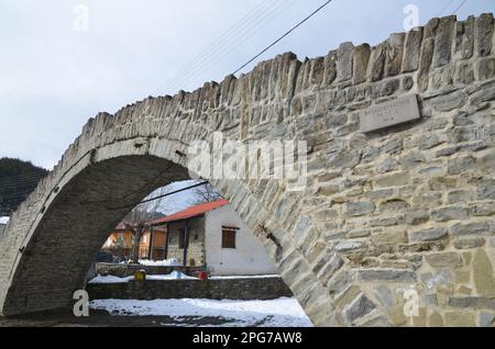 Grecia, Grecia settentrionale, Grevena Dotsiko tradizionale villaggio ponte di pietra ad arco Foto Stock