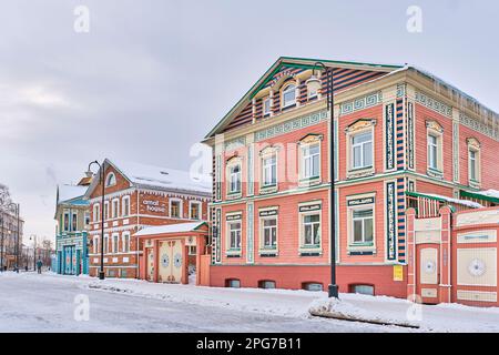 Kazan, Russia - 12 gennaio 2023: Via Kayum Nasyri in inverno, vecchio insediamento tatar, centro storico e culturale della città. Ex residenza mercantile Foto Stock