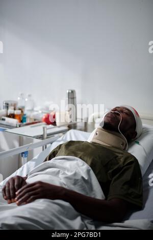 Immagine verticale del soldato afro-americano che si trova in ospedale con ferita Foto Stock