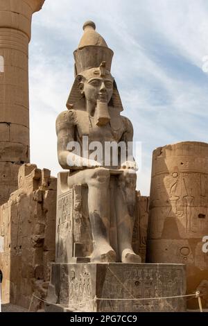 Statua di Ramesse II al tempio di Karnak, Luxor, Egitto Foto Stock