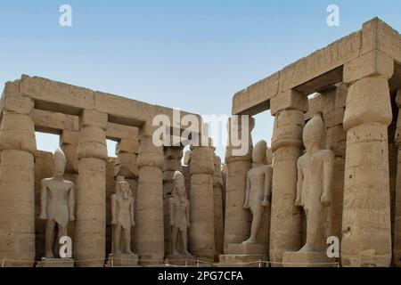 Statue e colonne al Tempio di Karnak, Luxor, Egitto Foto Stock