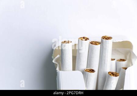 Una confezione di sigarette su uno sfondo bianco primo piano, nicotina Foto Stock