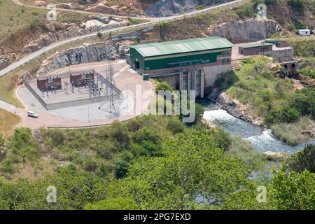 Centrale idroelettrica di Maguga situata sotto la diga di Maguga sul fiume Nkomati a Eswatini Foto Stock