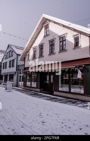 Sandnes, Norvegia, 11 2023 marzo, Langgata Sandnes High Street vecchi edifici tradizionali coperti di neve in Un freddo giorno d'inverno Foto Stock