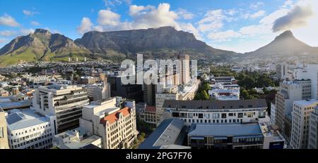 Il centro di Città del Capo si vede sullo sfondo di Table Mountain e della testa del Leone Foto Stock