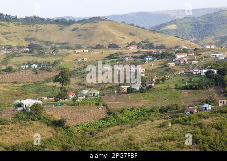 Capanne sparse e case a Pondoland, Transkei Foto Stock