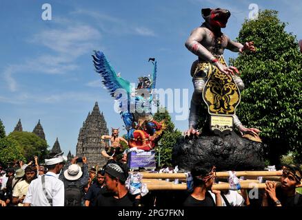Sleman, YOGYAKARTA, Indonesia. 21st Mar, 2023. PRAMBANAN, YOGYAKARTA, MARZO - 21; gli indù giavanesi svolgono una serie di cerimonie religiose Tawur Agung Kesanga 1945 Saka, un giorno prima della celebrazione del giorno santo di Nyepi portando offerte e marionetta gigante (ogoh ogoh) a Prambanan, Sleman, Yogyakarta, il 21 marzo 2023. L'attuazione di questa cerimonia in sé significa pagare o restituire essenze dalla natura che sono state prese dagli esseri umani nel soddisfare i loro bisogni quotidiani. L'attuazione del grande Tawur Kesanga è proseguita con una parata e una processione gigante di burattini (ogoh-ogoh) che ha Foto Stock