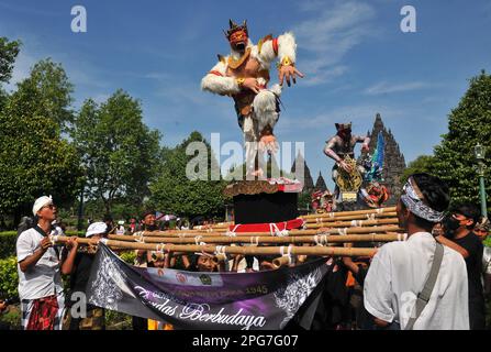 Sleman, YOGYAKARTA, Indonesia. 21st Mar, 2023. PRAMBANAN, YOGYAKARTA, MARZO - 21; gli indù giavanesi svolgono una serie di cerimonie religiose Tawur Agung Kesanga 1945 Saka, un giorno prima della celebrazione del giorno santo di Nyepi portando offerte e marionetta gigante (ogoh ogoh) a Prambanan, Sleman, Yogyakarta, il 21 marzo 2023. L'attuazione di questa cerimonia in sé significa pagare o restituire essenze dalla natura che sono state prese dagli esseri umani nel soddisfare i loro bisogni quotidiani. L'attuazione del grande Tawur Kesanga è proseguita con una parata e una processione gigante di burattini (ogoh-ogoh) che ha Foto Stock