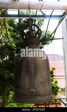 Vecchia campana nel tempio buddista. Thailandia Foto Stock
