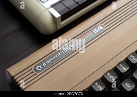 Carrara, Italia - 21 Marzo 2023 - dettaglio di un computer Commodore 64 del 1980s Foto Stock