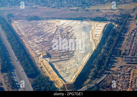Veduta aerea di un bidone di deposito di miniera d'oro il processo di essere rilavorato per estrarre l'oro sul Rand orientale Foto Stock