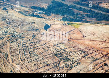 Veduta aerea di un bidone di deposito di miniera d'oro il processo di essere rilavorato per estrarre l'oro sul Rand orientale Foto Stock