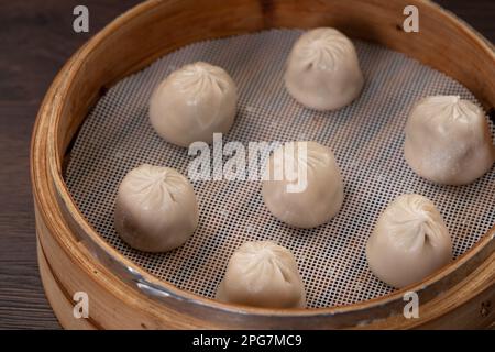 Gnocchi di zuppa di maiale al vapore chiamato Xiao Long bao a Taiwan, famoso gourmet taiwanese. Foto Stock