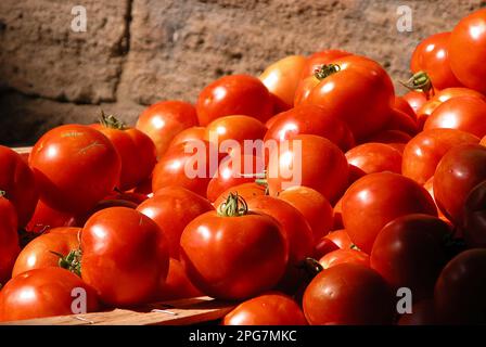 Pomodori rossi maturi in una bancarella del mercato nel sud della Francia Foto Stock