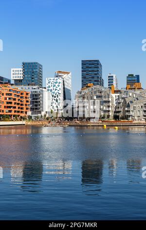 Oslo, Norvegia - 15 agosto 2022: Oslo Skyline Modern City Architecture Building in New Bjørvika District Vertical Format a Oslo, Norvegia. Foto Stock