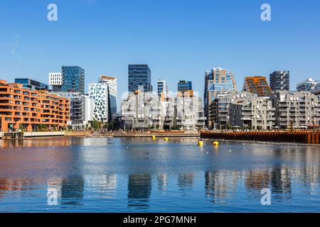 Oslo, Norvegia - 15 agosto 2022: Edificio moderno di architettura cittadina dello skyline di Oslo nel quartiere di New Bjørvika a Oslo, Norvegia. Foto Stock