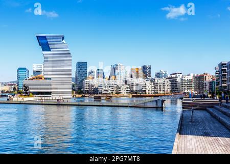 Oslo, Norvegia - 15 agosto 2022: Edificio di architettura moderna della città dello skyline di Oslo nel quartiere di New Bjørvika con Museo Munch a Oslo, Norvegia. Foto Stock