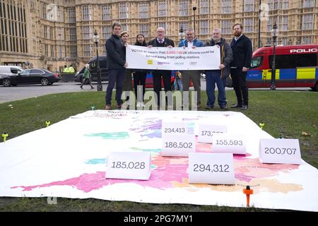 Il deputato laburista Grahame Morris (quarto da sinistra) si unisce agli attivisti che hanno svelato una gigantesca mappa al di fuori del Parlamento di Westminster, Londra, che mostra il numero di elettori a rischio di essere allontanati dai seggi elettorali a causa dell'implementazione dell'ID dell'elettore. Le elezioni comunali di maggio in Inghilterra saranno la prima volta che in Gran Bretagna è stato richiesto l'ID, con l'obbligo già in vigore in Irlanda del Nord. Data immagine: Martedì 21 marzo 2023. Foto Stock