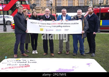 Il deputato laburista Grahame Morris (quarto da sinistra) si unisce agli attivisti che hanno svelato una gigantesca mappa al di fuori del Parlamento di Westminster, Londra, che mostra il numero di elettori a rischio di essere allontanati dai seggi elettorali a causa dell'implementazione dell'ID dell'elettore. Le elezioni comunali di maggio in Inghilterra saranno la prima volta che in Gran Bretagna è stato richiesto l'ID, con l'obbligo già in vigore in Irlanda del Nord. Data immagine: Martedì 21 marzo 2023. Foto Stock