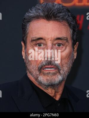 HOLLYWOOD, LOS ANGELES, CALIFORNIA, USA - 20 MARZO: L'attore, produttore e regista inglese Ian McShane arriva alla Los Angeles Premiere di Lionsgate 'John Wick: Chapter 4' tenutasi presso il TCL Chinese Theatre IMAX il 20 marzo 2023 a Hollywood, Los Angeles, California, Stati Uniti. (Foto di Xavier Collin/Image Press Agency) Foto Stock