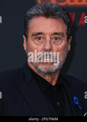 HOLLYWOOD, LOS ANGELES, CALIFORNIA, USA - 20 MARZO: L'attore, produttore e regista inglese Ian McShane arriva alla Los Angeles Premiere di Lionsgate 'John Wick: Chapter 4' tenutasi presso il TCL Chinese Theatre IMAX il 20 marzo 2023 a Hollywood, Los Angeles, California, Stati Uniti. (Foto di Xavier Collin/Image Press Agency) Foto Stock