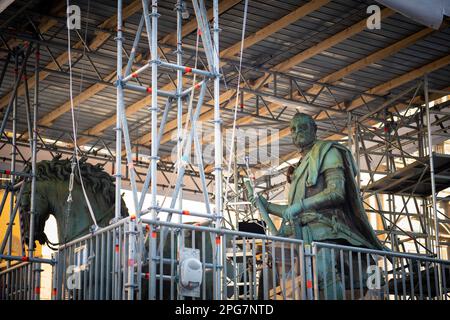 Sono in corso lavori di restauro del monumento equestre di Giambologna a Cosimo i nella Pizza della Signoria a Firenze Foto Stock