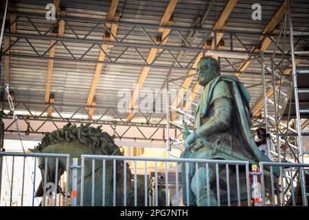 Sono in corso lavori di restauro del monumento equestre di Giambologna a Cosimo i nella Pizza della Signoria a Firenze Foto Stock