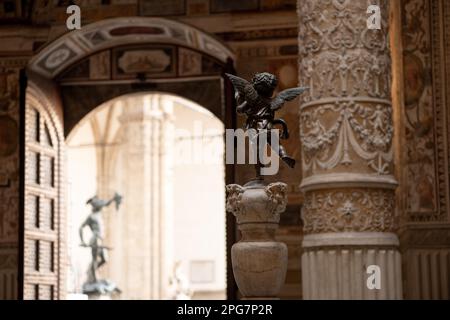 Copia del Putto di Andrea del Verrocchio con delfino nel cortile di Palazzo Vecchio a Firenze Foto Stock