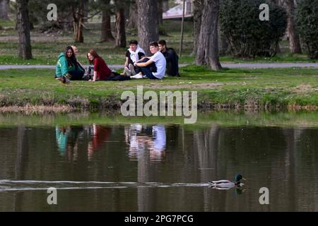 Skopje, Macedonia settentrionale. 20th Mar, 2023. La gente gode il paesaggio in un parco a Skopje, Macedonia del Nord, 20 marzo 2023. Credit: Tomislav Georgiev/Xinhua/Alamy Live News Foto Stock