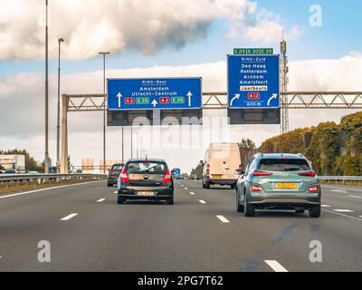 Informazioni su auto e percorso sul portale sopraelevato, autostrada A2 all'uscita A12, incrocio stradale Oudenrijn, Utrecht, Paesi Bassi Foto Stock