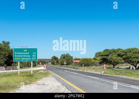 Campbell, Sud Africa - 24 febbraio 2023: Un segno di distanza sulla strada N8 a Campbell. Le persone sono visibili Foto Stock