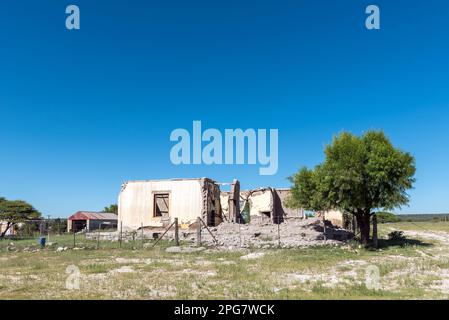 Campbell, Sudafrica - 24 febbraio 2023: Una scena di strada, con una rovina, a Campbell nella Provincia del Capo Settentrionale Foto Stock