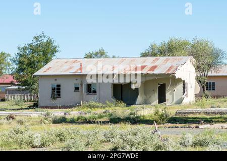 Jagersfontein, Sudafrica - 21 febbraio 2023: Casa danneggiata dai fanghi tossici dalla diga di recupero scoppiò a Jagersfontein nella provincia di Stato libero Foto Stock