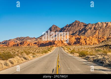 Redstone Petrified Dunes, Black Mountains Behind, at Sunset, Northshore Road, Lake Mead National Recreation Area, Nevada, USA Foto Stock