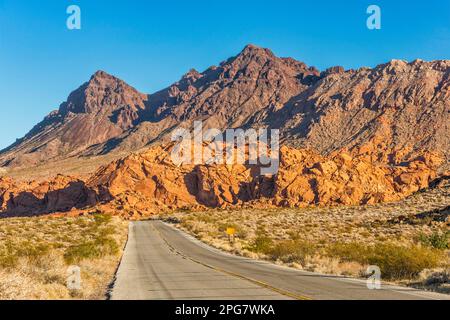 Redstone Petrified Dunes, Black Mountains Behind, at Sunset, Northshore Road, Lake Mead National Recreation Area, Nevada, USA Foto Stock