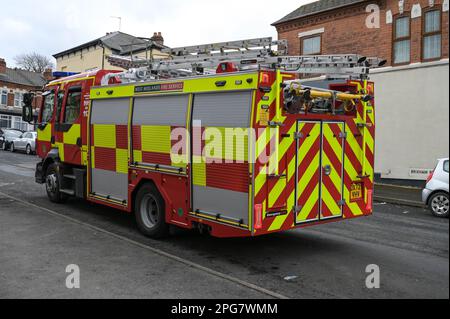 Brixham Road, Birmingham, 21st marzo 2023 - la polizia delle West Midlands ha lanciato un'indagine dopo che un uomo è stato acceso su Brixham Road a Edgbaston, Birmingham, poco dopo le 7pm di ieri (lunedì). West Midlands Fire Service è tornato sulla scena che è vicino al bivio di Brixham Road e Shenstone Road si ritiene che l'uomo, che stava camminando a casa dalla moschea di Dudley Road, è stato avvicinato da un uomo. Gli parlò brevemente prima di spruzzarlo con una sostanza sconosciuta e poi la sua giacca fu accesa, causando ustioni al viso. È stato portato in ospedale con lesioni gravi che sono Foto Stock