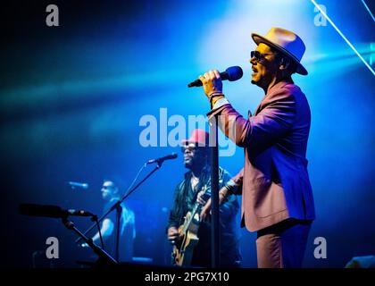 The Dualers, Voices from the Sun Tour, Cliffs Pavilion, Southend-on-Sea, Essex © Clarissa Debenham / Alamy Foto Stock