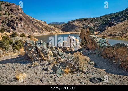 Eagle Valley Reservoir, Spring Valley state Park, rocce di tufo vulcanico, vicino a Pioche, Nevada, Stati Uniti Foto Stock