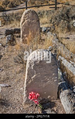 Pietre tombali del 19th° secolo nella Spring Valley, Wilson Creek Range, vicino a Ursine, Nevada, USA Foto Stock