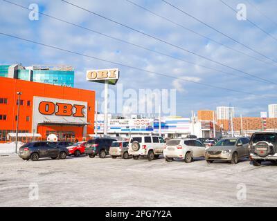 Mosca. Russia. 7 marzo 2023 Auto nel parcheggio dell'ipermercato OBI in una giornata di sole gelide. Foto Stock