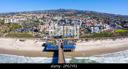 San Clemente, Stati Uniti d'America - 6 novembre 2022: Vista aerea del molo e della spiaggia con il panorama di vacanza del mare in California San Clemente, Stati Uniti. Foto Stock